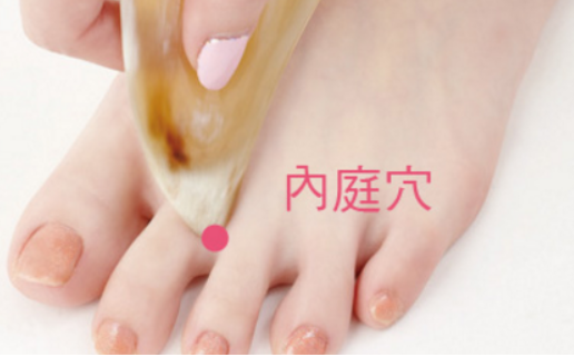 內(nèi)庭穴的功效作用以及內(nèi)庭穴治療鼻出血。 內(nèi)庭穴穴位